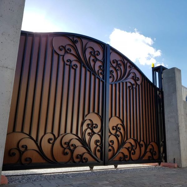 kompozit-panel-tik-gorunumlu-ferforje-garaj-kapisi-960x720